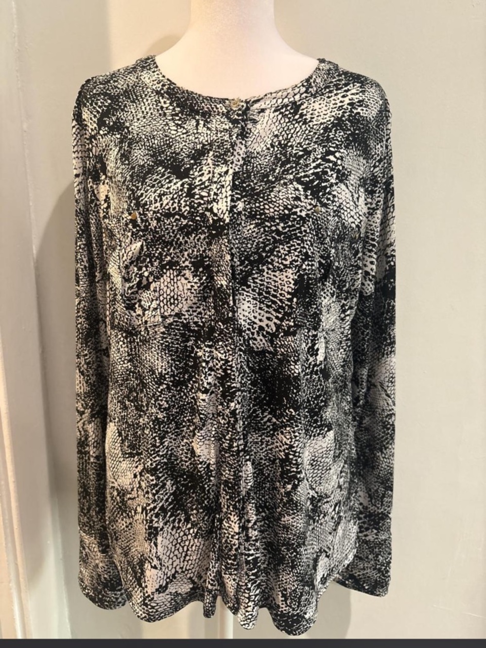 Dana Buchman Black and White Printed Blouse